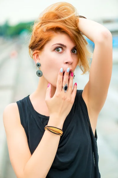 Retrato emocional de una hermosa chica sorprendida —  Fotos de Stock