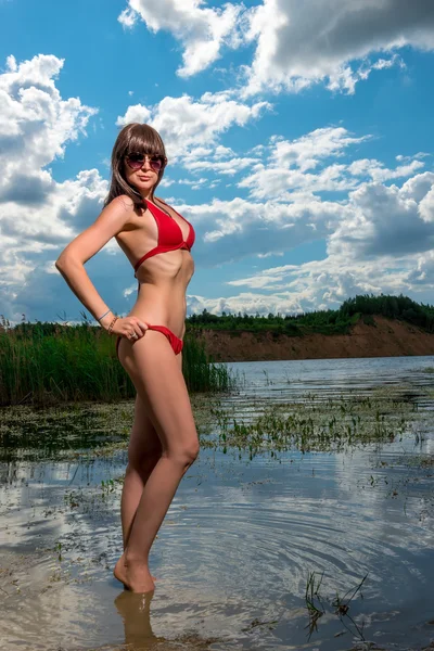 Porträt eines schlanken Mädchens am See — Stockfoto