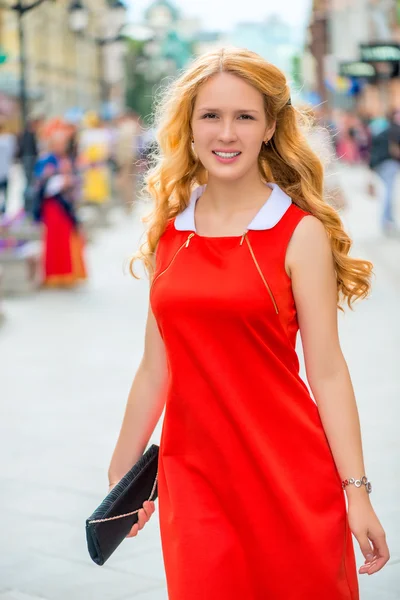 Vertikales Porträt einer glücklichen Blondine an einem Sommertag in der Stadt — Stockfoto