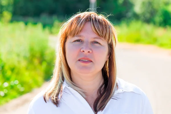 Horizontale portret van een vrouw buitenshuis in zonnige zomerdag — Stockfoto