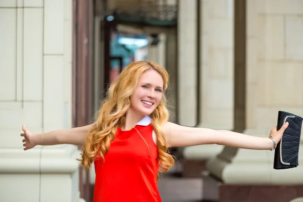 Portrait of happy woman with arms outstretched smiling — ストック写真