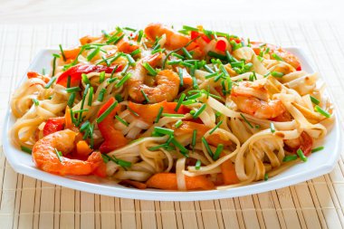 karides, sebze ve baharatlı sos closeup Fettuccini