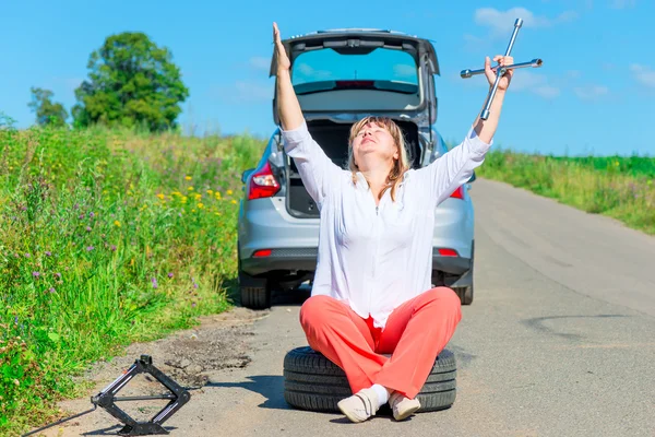 Kırık araba yakınındaki direksiyonda oturan kadın sürücü dua — Stok fotoğraf