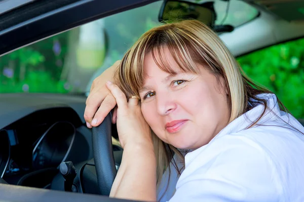 Retrato de mujer feliz conduciendo del coche nuevo — Foto de Stock