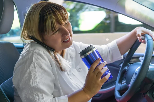 Retrato de una mujer conduciendo un coche con las manos ocupadas — Foto de Stock