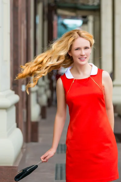 Portrait of active girl turning back on the street in the city — Stock Photo, Image