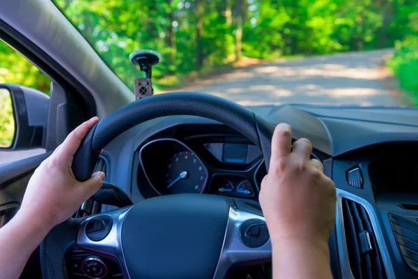 Mãos de mulher segurando o volante de um veículo — Fotografia de Stock