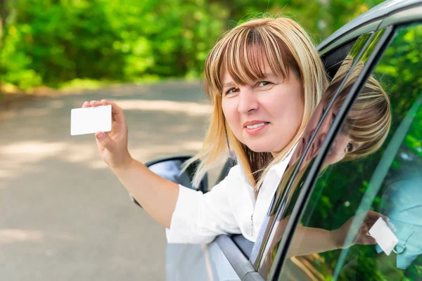 Female driver showing a blank card — Stock Photo, Image