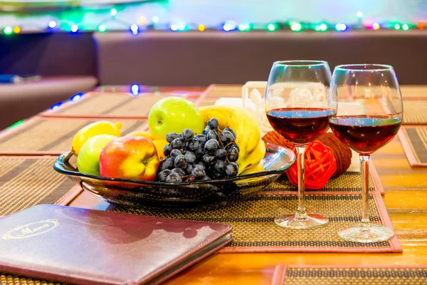 Menus et verres à vin sur une table dans un restaurant close up — Photo