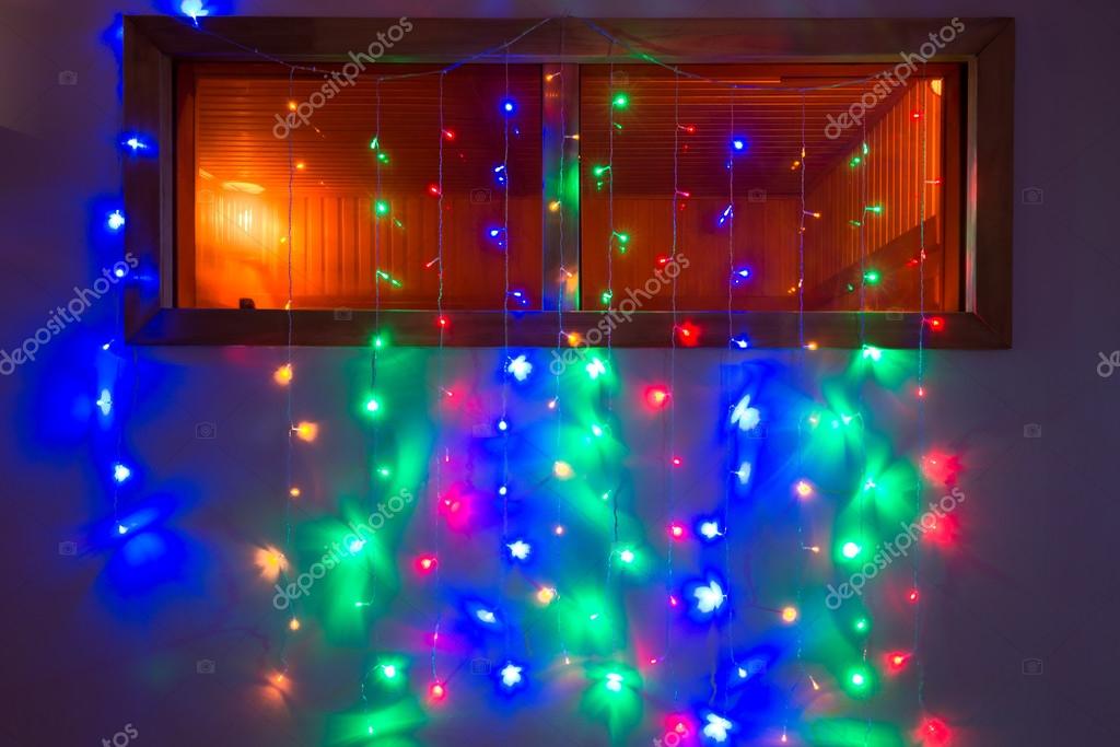 bunte Lichterkette beleuchtet auf dem Fenster — Stockfoto ... bunte Lichterkette beleuchtet auf dem Fenster — Stockfoto ...