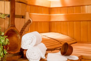 Sauna yakın çekim koltukta rahatlamak için aksesuarlar