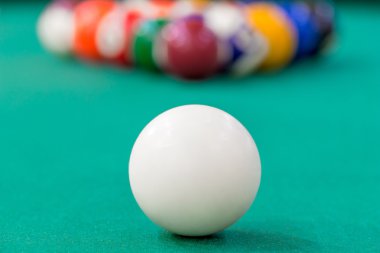 Beyaz isteka topu yakın çekim yeşil kumaş üzerine