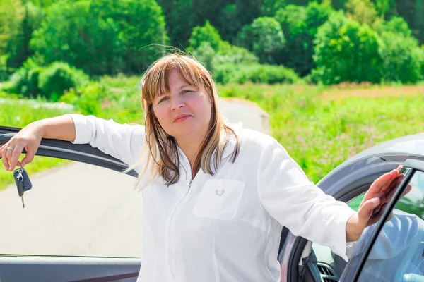 Açık havada araba yakınındaki mutlu kadın portresi — Stok fotoğraf