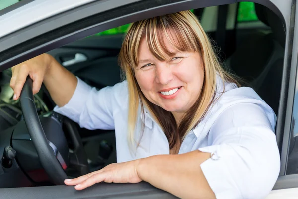 Gelukkig vrouwelijke bestuurder 50 jaar in de auto — Stockfoto