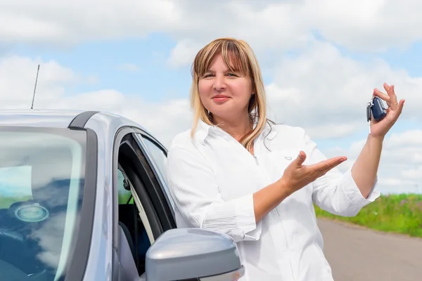 Feliz proprietário de um carro novo com chaves — Fotografia de Stock