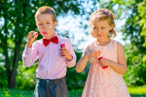 Kinderen 6 jaar oude doen zeepbellen in het park — Stockfoto