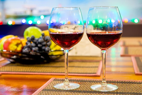 Natura morta calici di vino e frutta fresca sulla tavola — Foto Stock