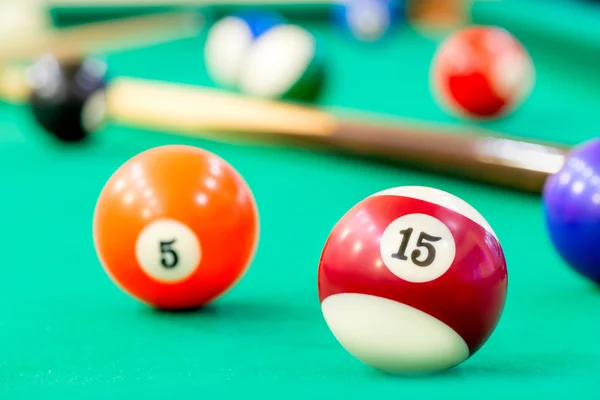 Palline multicolori su baize verde di biliardo — Foto Stock