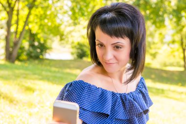 güzel esmer kendini par yılında telefon fotoğraf çekimi