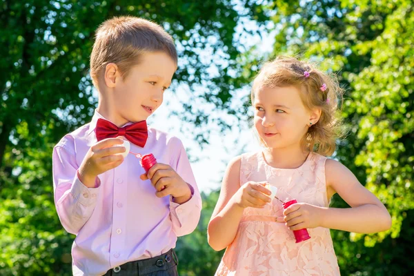 Gelukkige lachende kinderen doen zeepbellen — Stockfoto