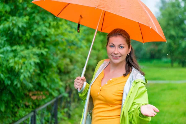 Portret van een meisje met een paraplu in de regen — Stockfoto