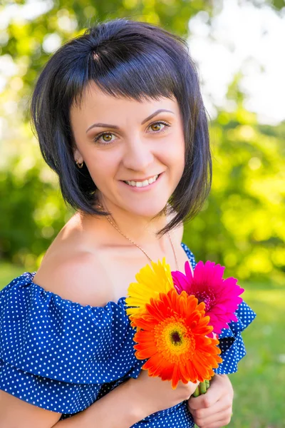 Vertical portrait of a happy woman with a bouquet of flowers — Stock Photo, Image