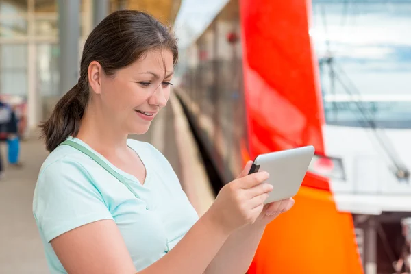Young woman with a tablet at the station — Stock Photo, Image