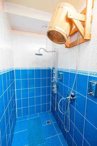 Een houten badkuip in het bad, voor een contrast-douche — Stockfoto