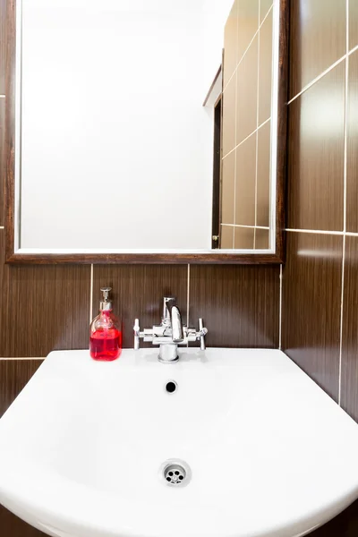 Ein Platz für eine Inschrift über dem Waschbecken im Badezimmer — Stockfoto