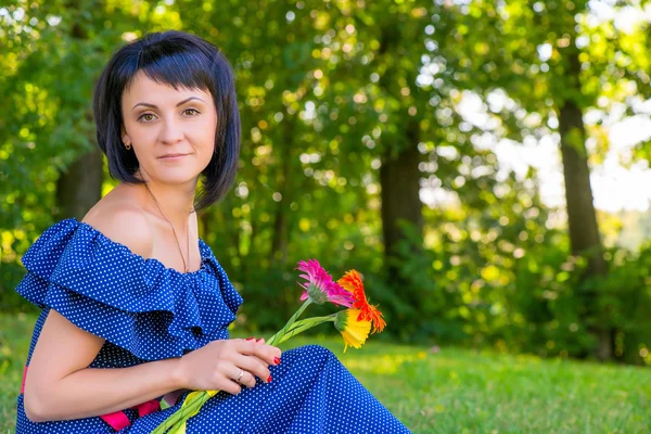 Menina bonita com um buquê de gerberas e espaço — Fotografia de Stock