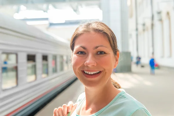 Close-up portrait of a woman at the railway station — Stock Photo, Image