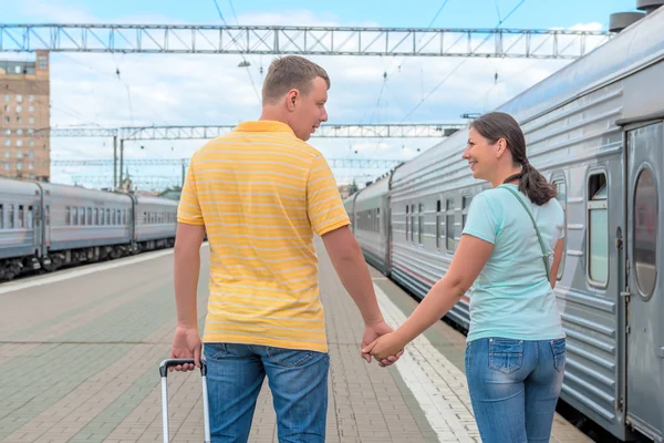 Mladý manželský pár se vydává na cestu do vlaku — Stock fotografie