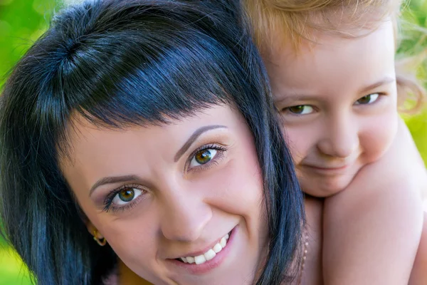 Close-up portrait of a beautiful mother and daughter — Stock Photo, Image