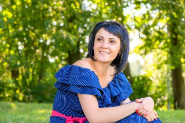 rüya gibi kız parkta çim aittir