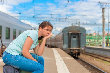 Sıkıntılı kız portresi için onun tren geç