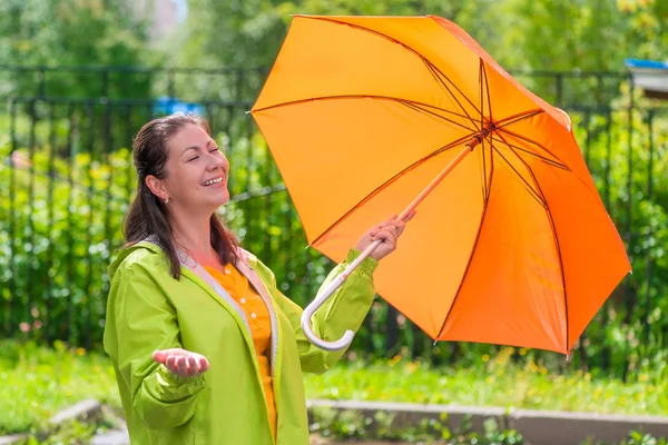 Девушка 30 лет наслаждается солнцем после дождя — стоковое фото