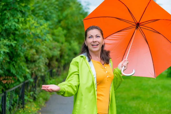 Bir yağmurlu günde yolda bir şemsiye ile parlak kız — Stok fotoğraf