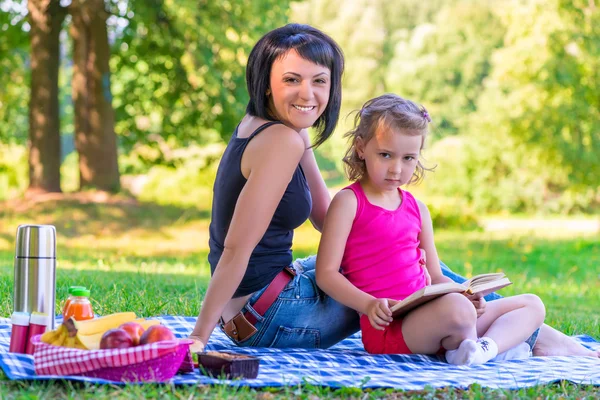 Piknik w parku matka i córka — Zdjęcie stockowe