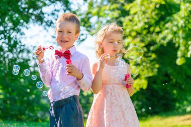 kız ve erkek kardeşim 6 yaşındaki Park sabun köpüğü ile