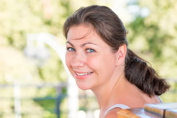 Portrett av en vakker brunette vendt tilbake, med ansiktet tett inntil – stockfoto