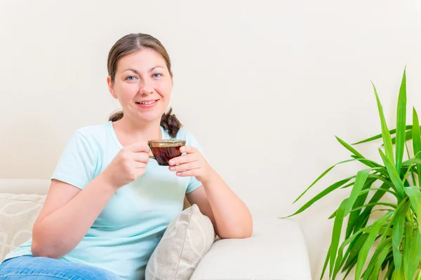Portrait of a girl relaxing with a cup of tea — Stock Photo, Image