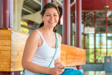 İstasyonda bekleyen bir yolcu treni yatay portresi