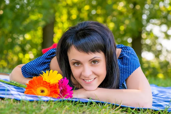 A beautiful young girl and a bouquet of flowers — Stock Photo, Image