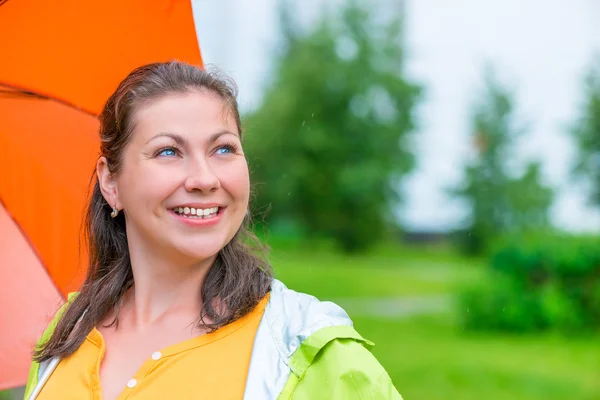 Horizontal photo portrait of a woman with an umbrella outdoors — Stock Photo, Image