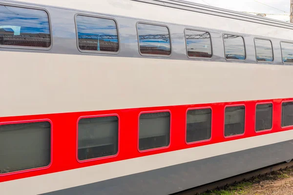 Um close de dois andares de trem de passageiros de longa distância — Fotografia de Stock