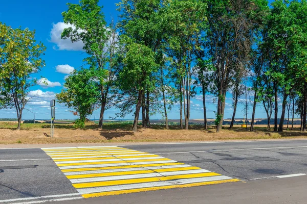 Sarı yaya geçidi boş otoyol ülkenin — Stok fotoğraf