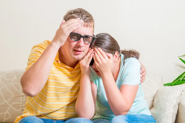 Erkek ve kadın 3d gözlük korkunç film izlerken kanepede — Stok fotoğraf