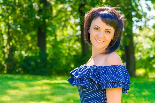 Horizontale portret van een gelukkig meisje in het park — Stockfoto