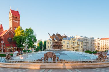 Minsk 'teki Independence Meydanı' nda güzel bir çeşme