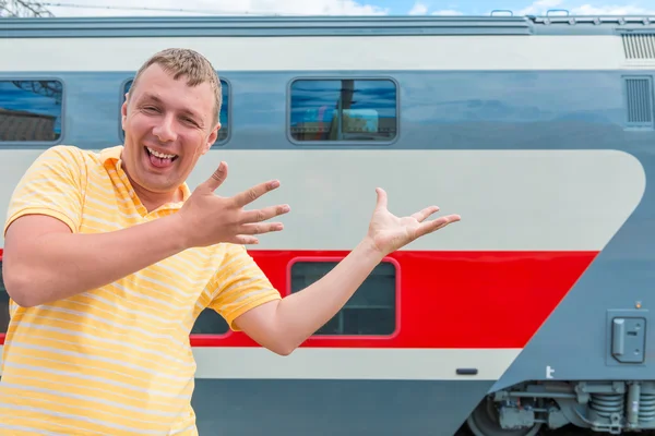 Uomo emotivo che mostra sul treno a due piani — Foto Stock